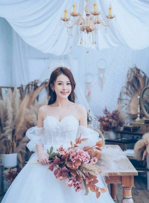 「御用丫鬟」陳婉婷飛英國披嫁衣 低胸TubeTop露事業線超搶鏡