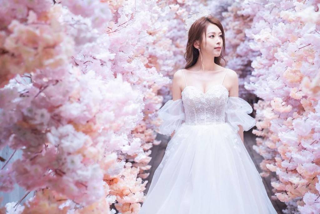 「御用丫鬟」陳婉婷飛英國披嫁衣 低胸TubeTop露事業線超搶鏡