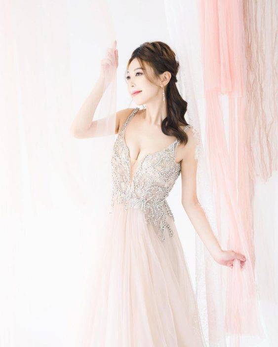 「御用丫鬟」陳婉婷飛英國披嫁衣 低胸TubeTop露事業線超搶鏡