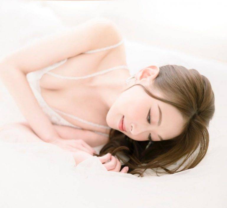 「御用丫鬟」陳婉婷飛英國披嫁衣 低胸TubeTop露事業線超搶鏡