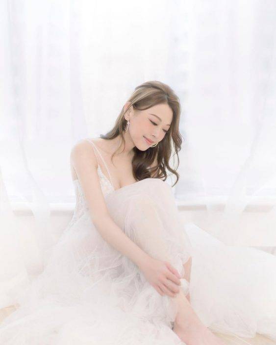 「御用丫鬟」陳婉婷飛英國披嫁衣 低胸TubeTop露事業線超搶鏡