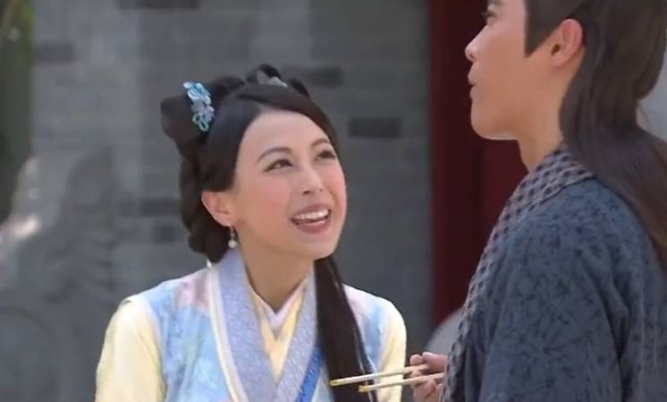 「御用丫鬟」陳婉婷飛英國披嫁衣 低胸TubeTop露事業線超搶鏡