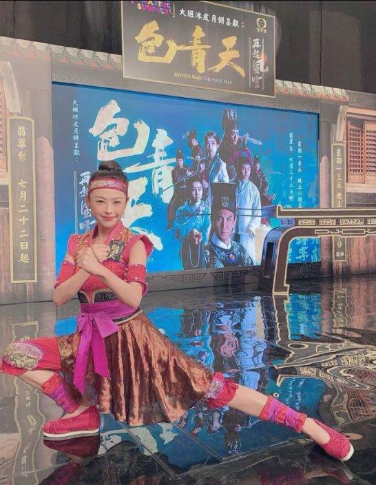 「御用丫鬟」陳婉婷飛英國披嫁衣 低胸TubeTop露事業線超搶鏡