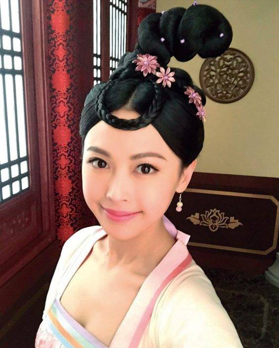 「御用丫鬟」陳婉婷飛英國披嫁衣 低胸TubeTop露事業線超搶鏡