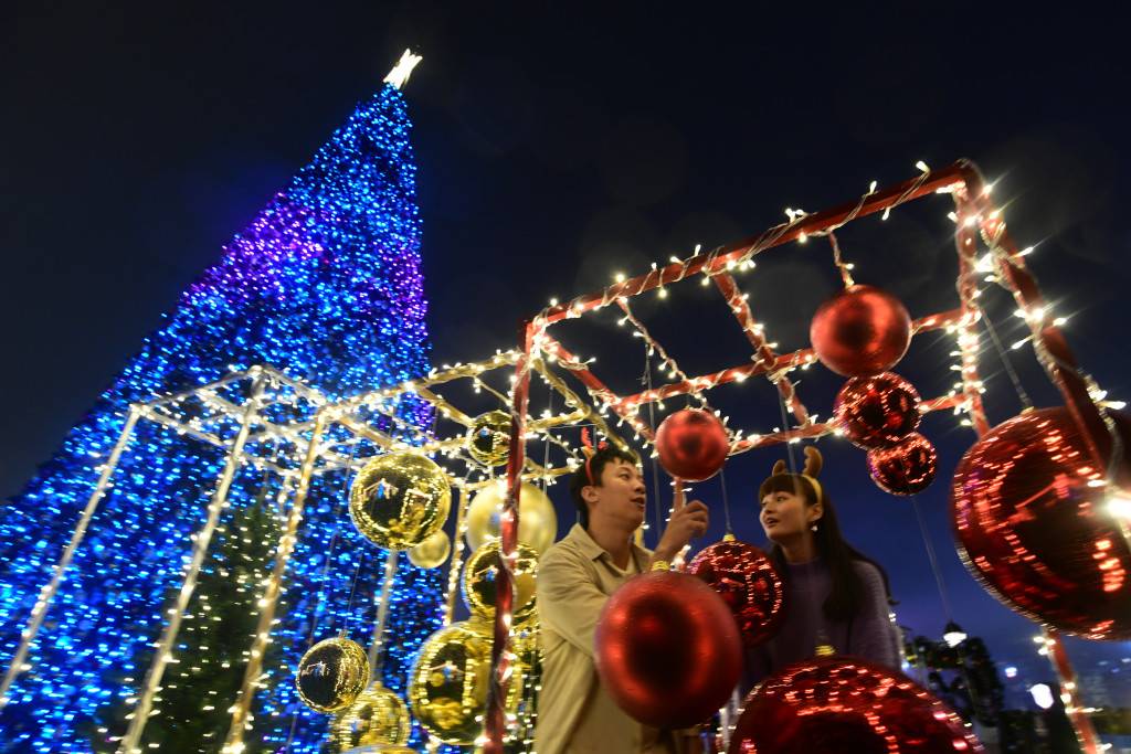 旅發局啟動「香港繽紛冬日巡禮」 6層高聖證樹西九亮燈