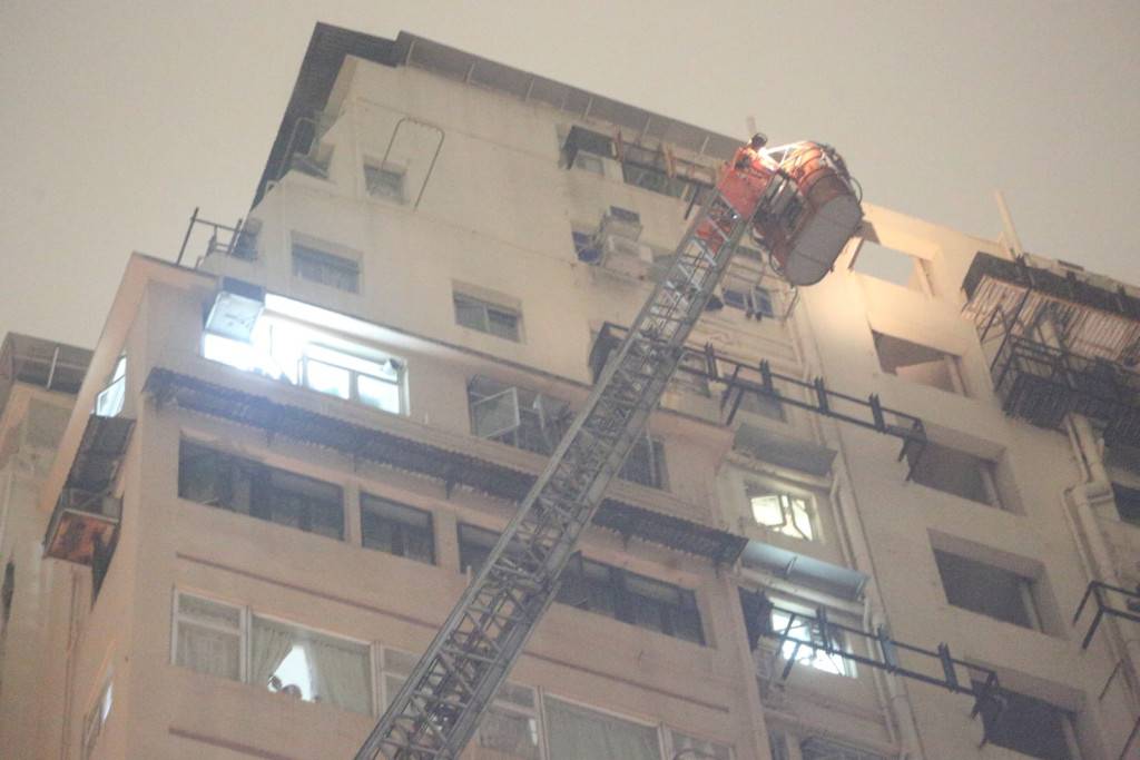 佐敦唐樓頂層起火 消防升雲梯救熄