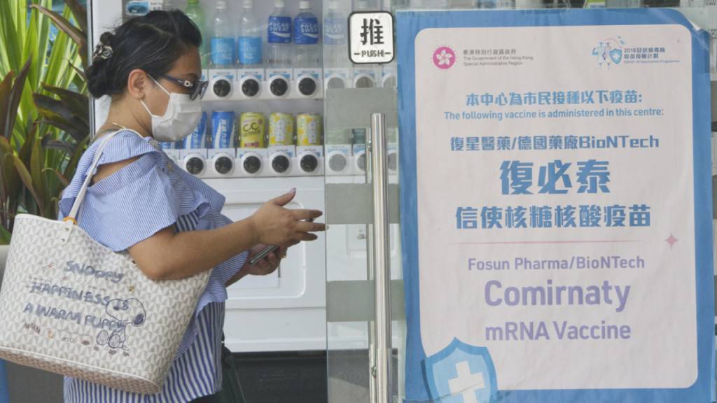 首批77萬劑復必泰二價疫苗抵港 政府擬12月初開放接種