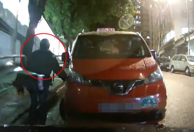Juicy叮|直擊「撿屍黨」深夜爆車偷竊 街泊車逐部摸 啤酒罐竟是關鍵道具