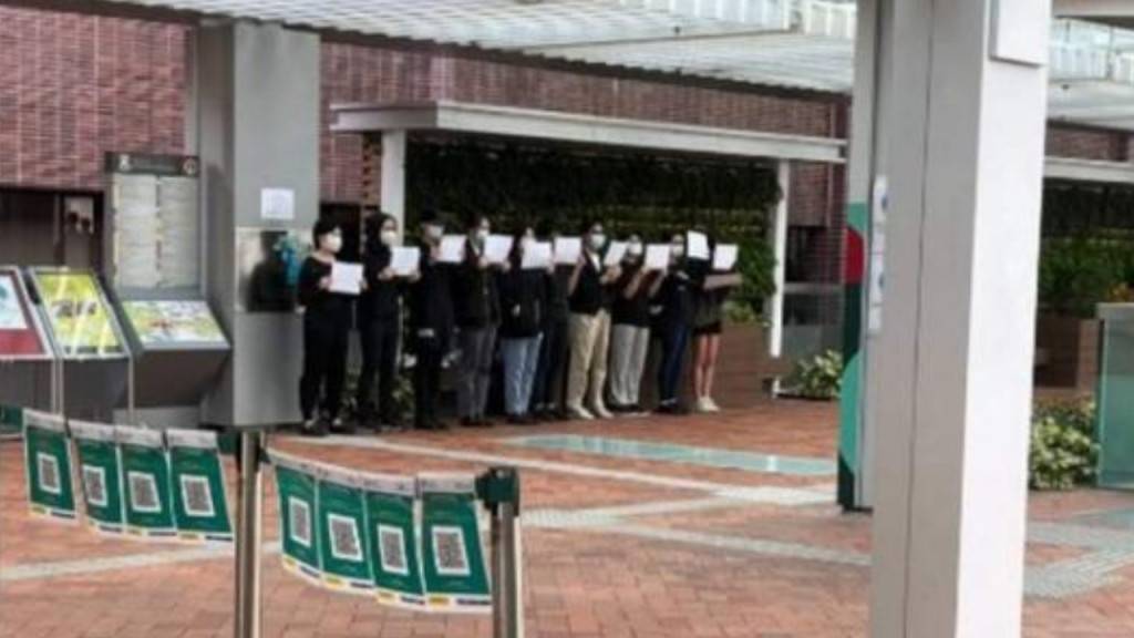 港大有人聚集悼烏魯木齊火災死難者 警方接報校內貼標語到場調查