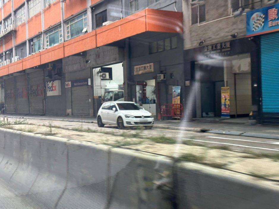 觀塘違泊情侶屢攝「牛肉乾」落其他街車 涉妨礙司法公正被捕