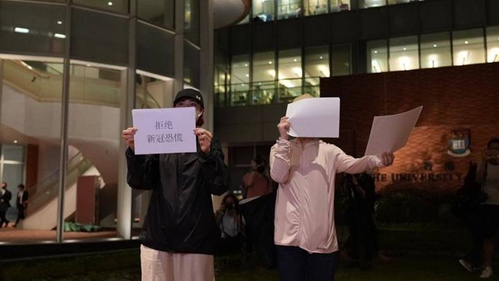 港大專校園有學生舉白紙 聲援悼念烏魯木齊火災死難者 