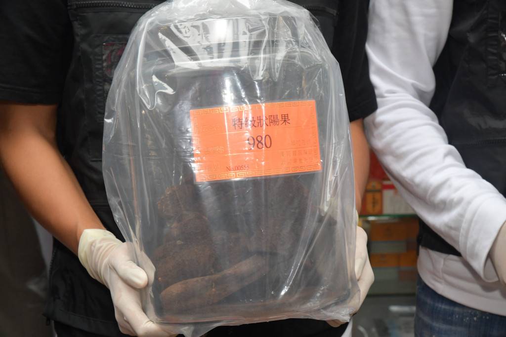長者買「狀陽果」被誤導單位「斤變錢」 遭威嚇付10萬元 銅鑼灣藥房3人被捕