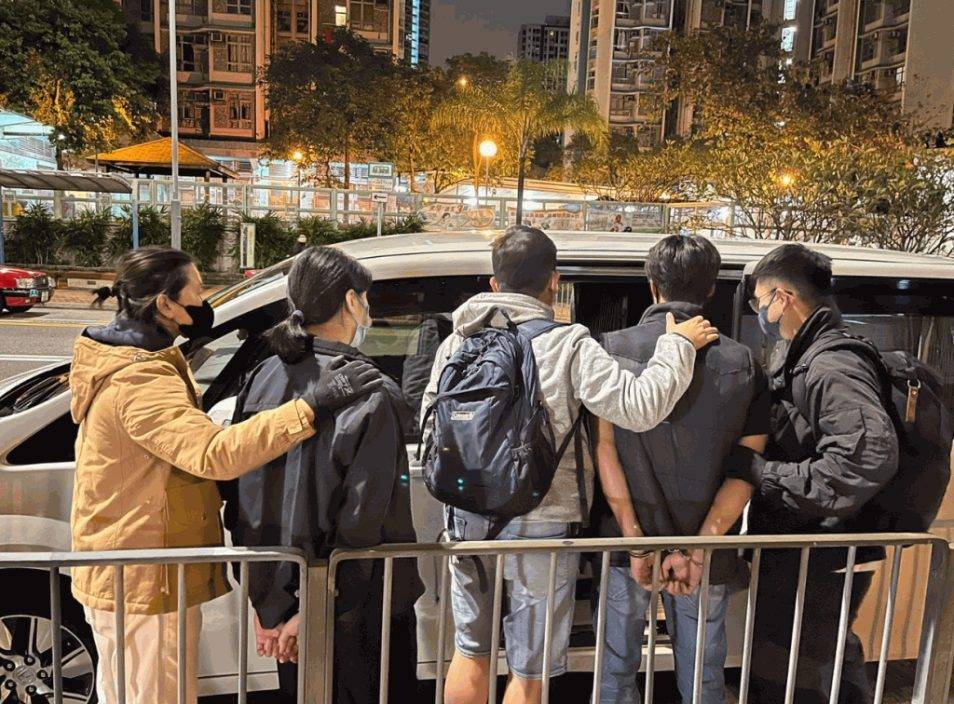 警觀塘彩盈邨掃毒 拘同居男女 檢冰毒及吸毒工具