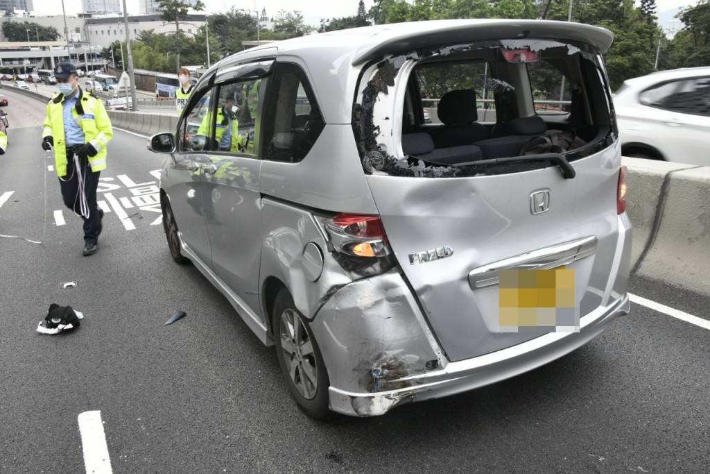 金鐘夏慤道電單車撞私家車 鐵騎士復遭尾隨的士輾傷