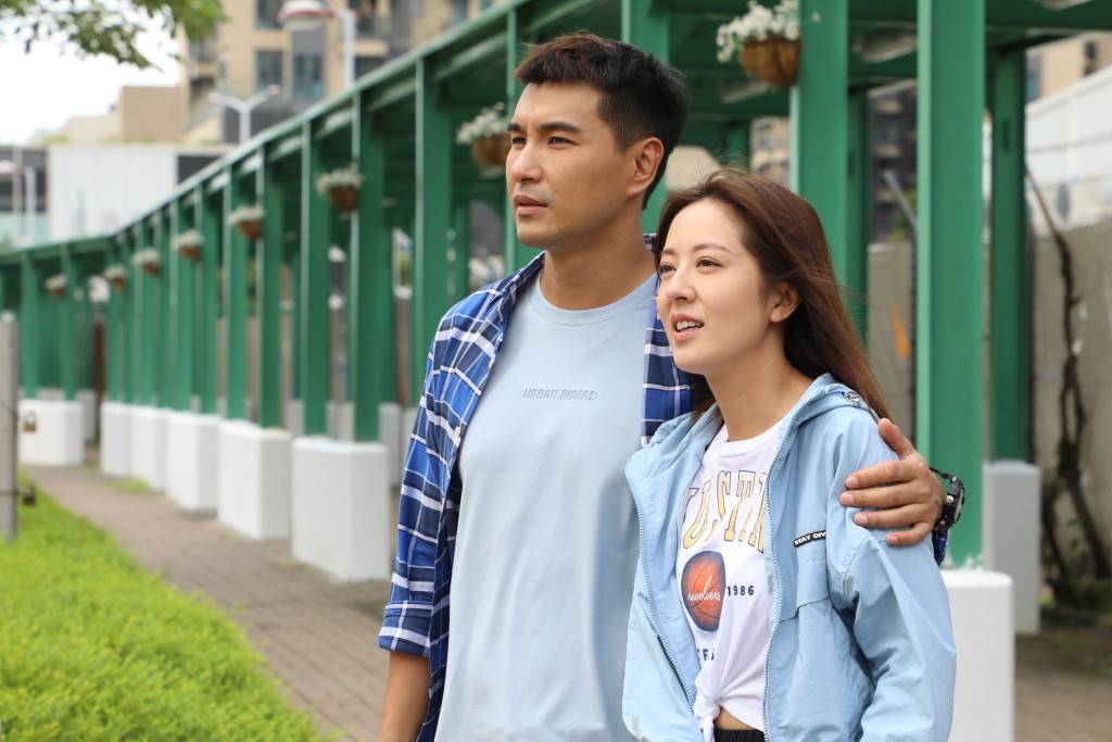 唐詩詠與商場高層慶生黐到實 坐正隔離女主人位撓埋手好親密