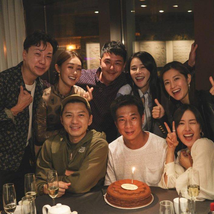 唐詩詠與商場高層慶生黐到實 坐正隔離女主人位撓埋手好親密