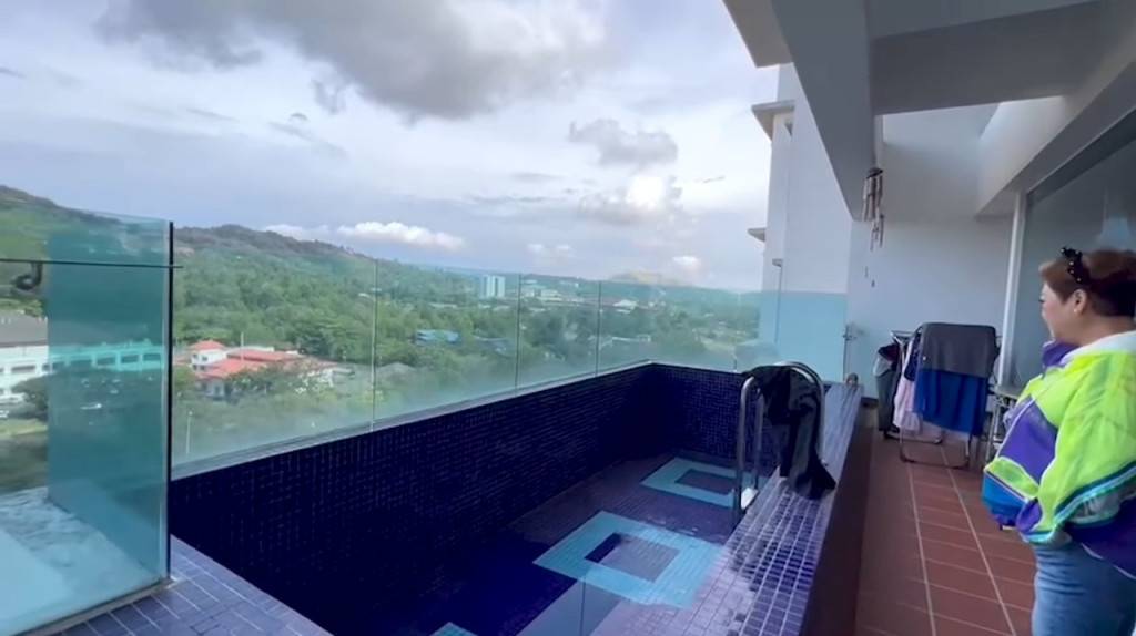 肥媽晒3600呎複式豪宅憶亡夫 屋內設旋轉梯私人泳池客廳大到放三張梳化