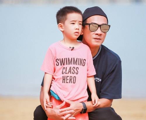 陳小春囝囝Jasper9歲暴風式成長 摺褲腳台上寸爆站姿勁似爸爸