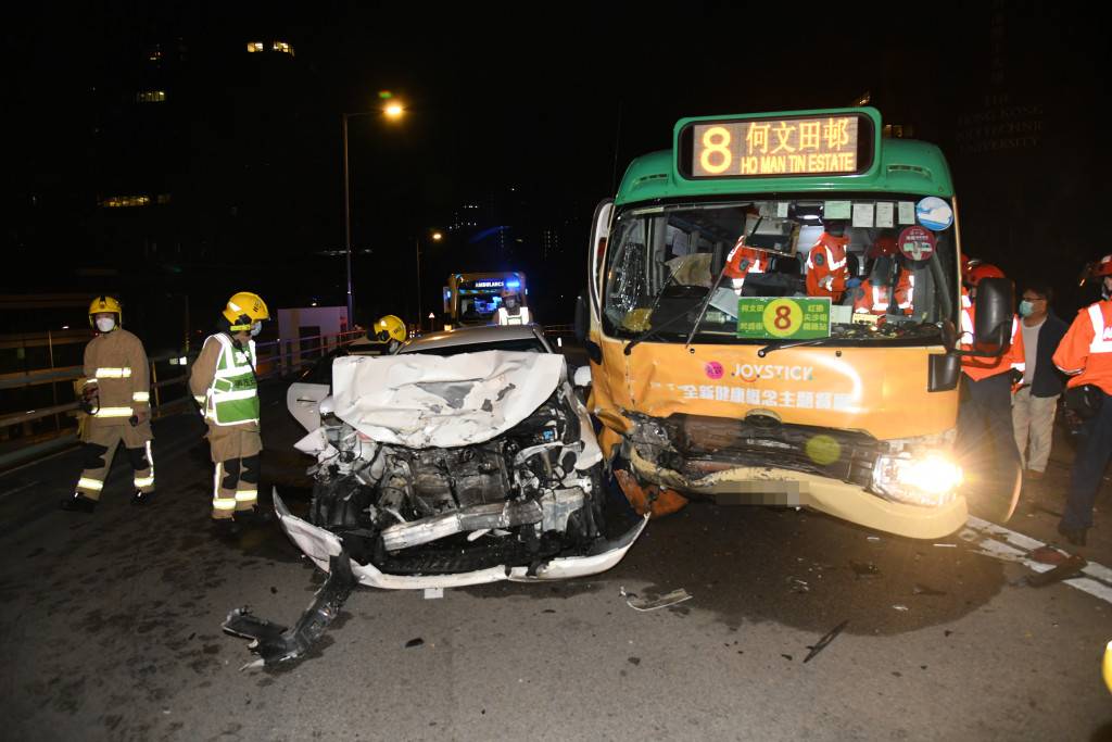 紅磡專綫小巴私家車相撞釀15人傷　