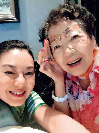 53歲陳淑蘭罕有露面撞樣60歲關之琳 鬈髮配煙燻眼妝相似度極高