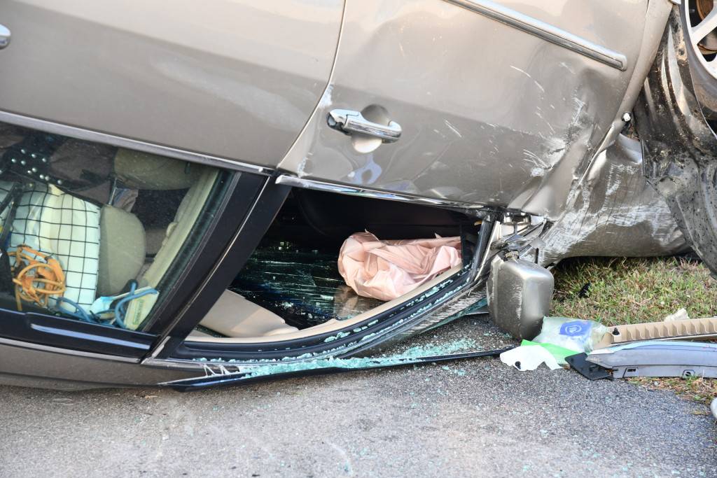 赤鱲角私家車撞壆反車 司機自行爬出送院