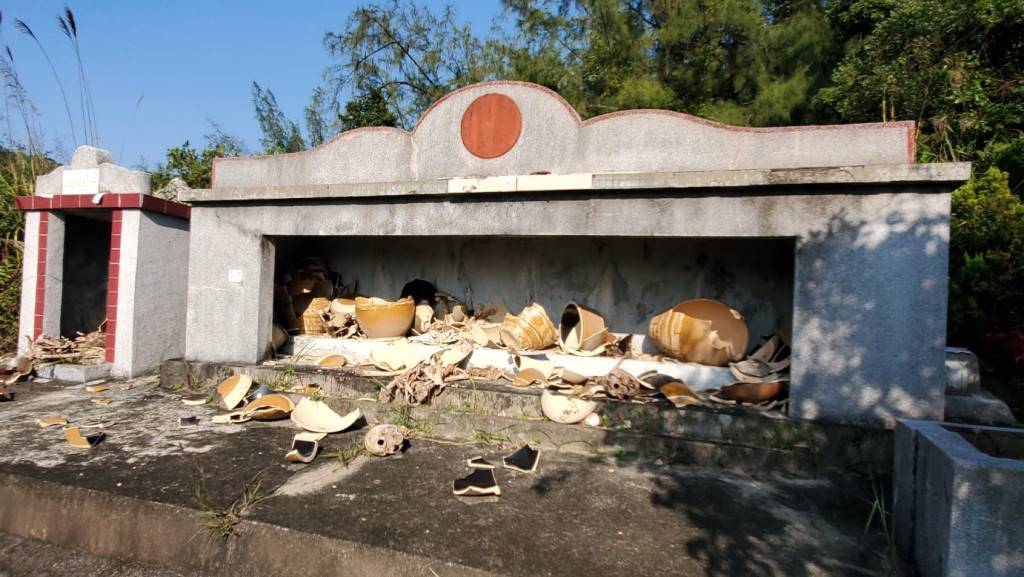 荃灣汀九村逾60個金塔被毀 骨灰骸骨散落一地