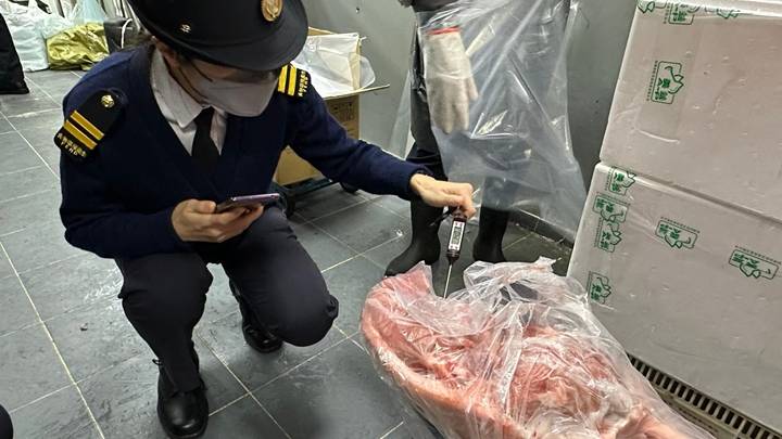 再揭冷藏肉冒充新鮮肉 食環署在深水埗區一糧食店檢110公斤懷疑冰鮮肉調查