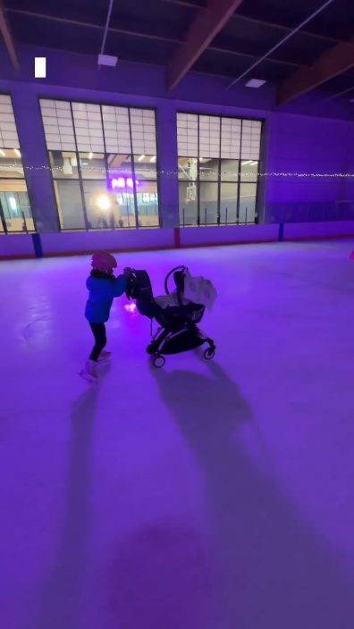 鍾嘉欣4歲囝囝溜冰當BB車係扶手馬步穩   6歲貼心家姐全程傍實畫面溫馨