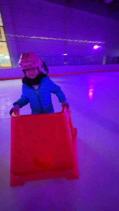 鍾嘉欣4歲囝囝溜冰當BB車係扶手馬步穩   6歲貼心家姐全程傍實畫面溫馨