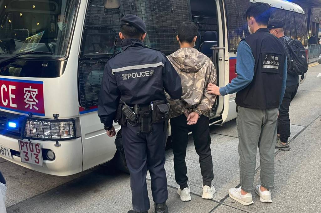 警聯入境處東九龍打擊黑工 4男5女被捕