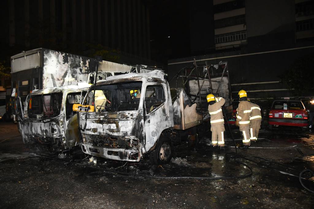 縱火狂徒再現葵涌 露天停車場貨車焚毀 約十車受波及