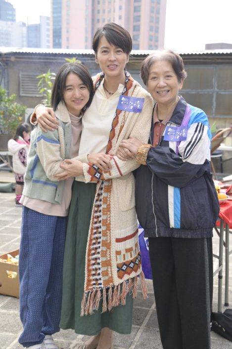 無名指｜鮑起靜分享英國湊孫歡樂 許恩怡同時與兩影帝合作搵阿媽幫手