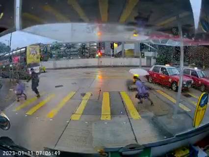 車Cam｜老豆帶三女兒冒雨衝燈 兩度險被撞 司機一動作網民大讚
