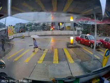 車Cam｜老豆帶三女兒冒雨衝燈 兩度險被撞 司機一動作網民大讚