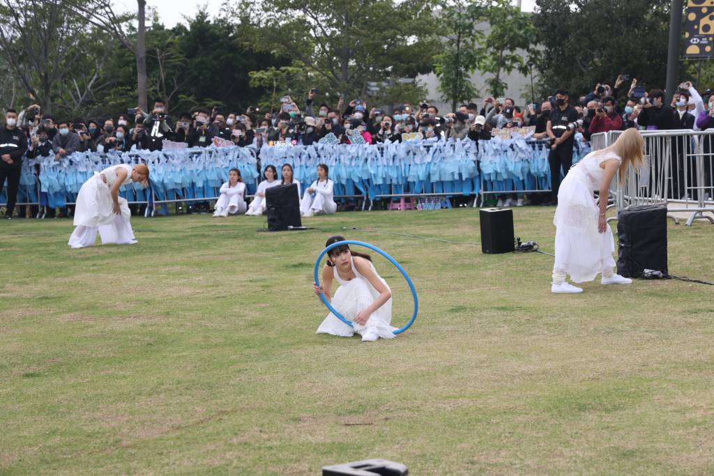 COLLAR成軍一周年丨巴士巡遊尖咀至西九Fans跑住跟 Day跳舞上下失守不慎走光