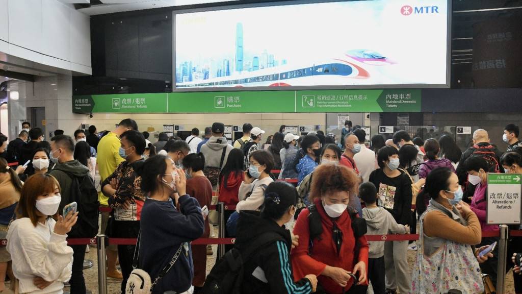 市民續在高鐵西九龍站輪候購票 指網上購票遇困難
