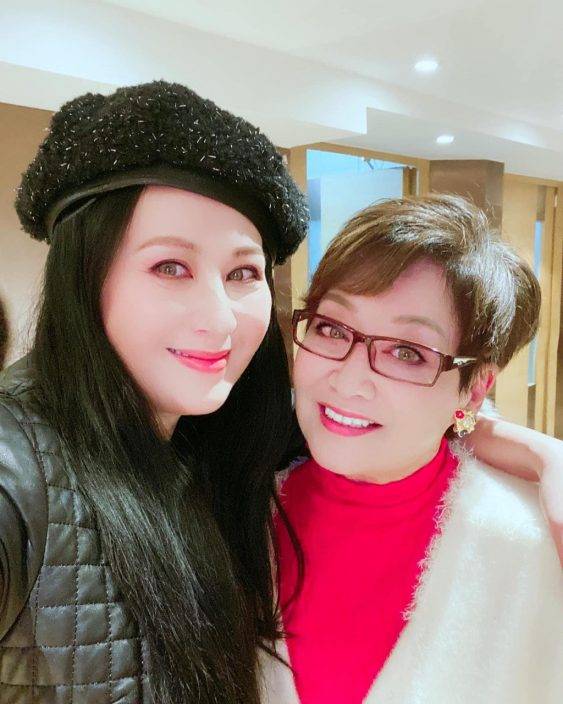 江欣燕汪明荃合照濾鏡太重手 75歲阿姐都變網紅臉皮膚白到冇血色