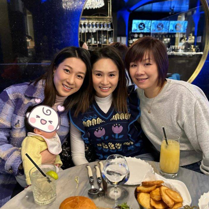 鍾嘉欣生完未夠3個月成功修身現V面 抱細女合照晒母愛露溫柔笑容