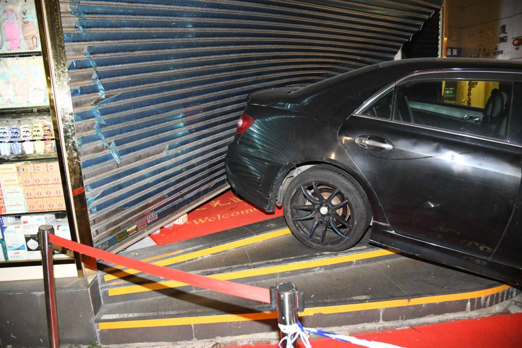 銅鑼灣藥店遭撞閘 失車套假牌犯案 警緝歹徒下落