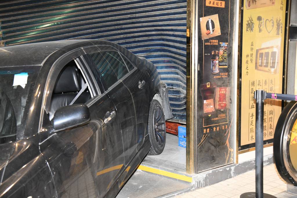 銅鑼灣藥店遭撞閘 失車套假牌犯案 警緝歹徒下落