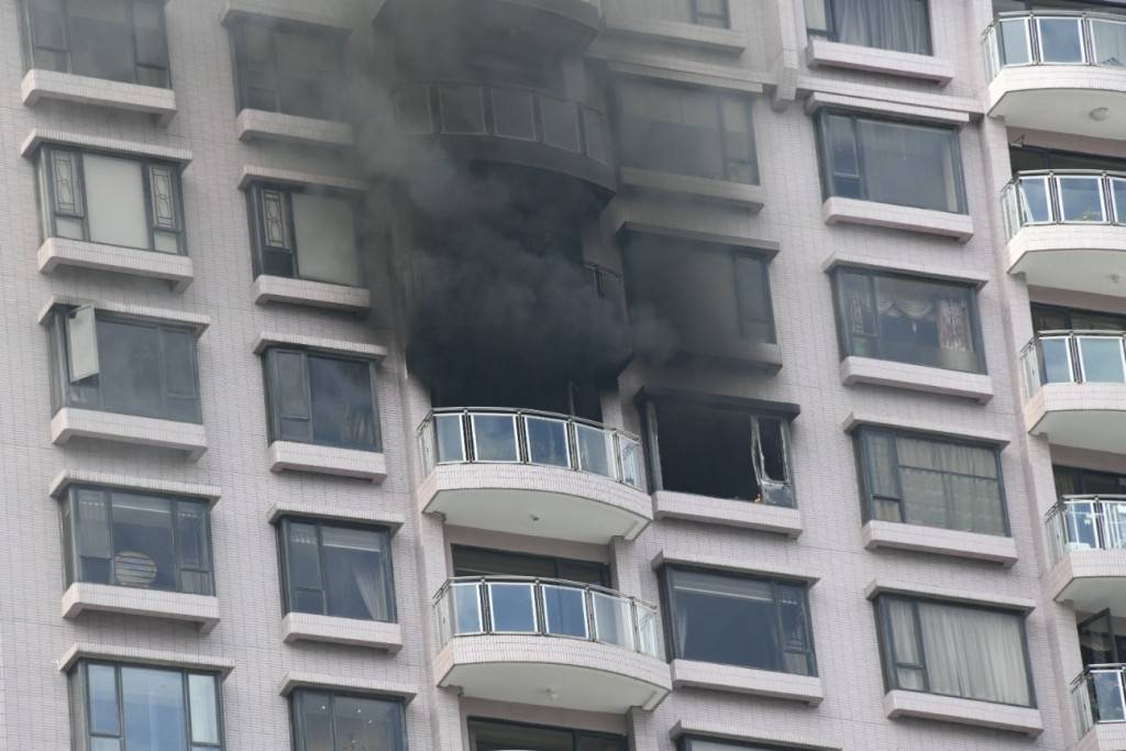 半山大廈單位起火 至少6人送院