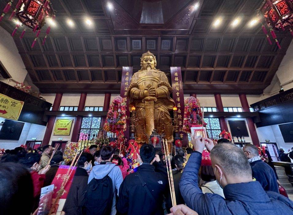大批巿民一早到車公廟參拜 祈求疫情退去經濟暢旺 | 社會事
