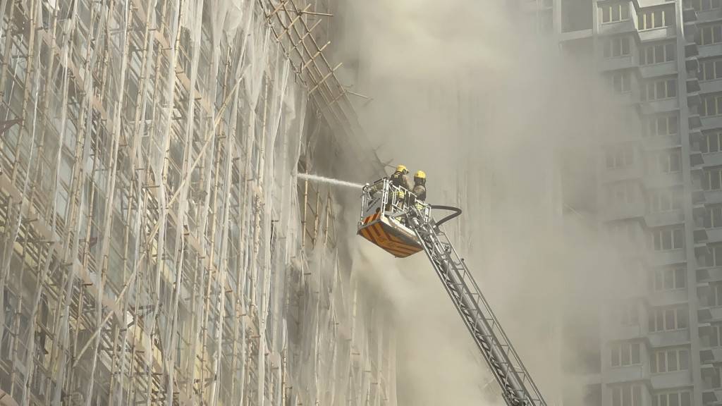 新蒲崗工廈大火冒濃煙 4小時仍未救熄升為三級火