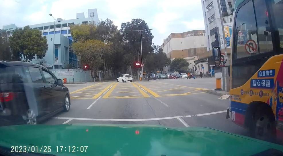 車cam｜粉嶺兩車相撞 私家車疑睇錯燈號衝紅燈 途人險被撞嚇到彈起