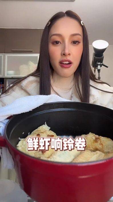 陳凱琳「阿梅」上身極重鼻影煮坐月餐  網民：這個妝有點恐怖