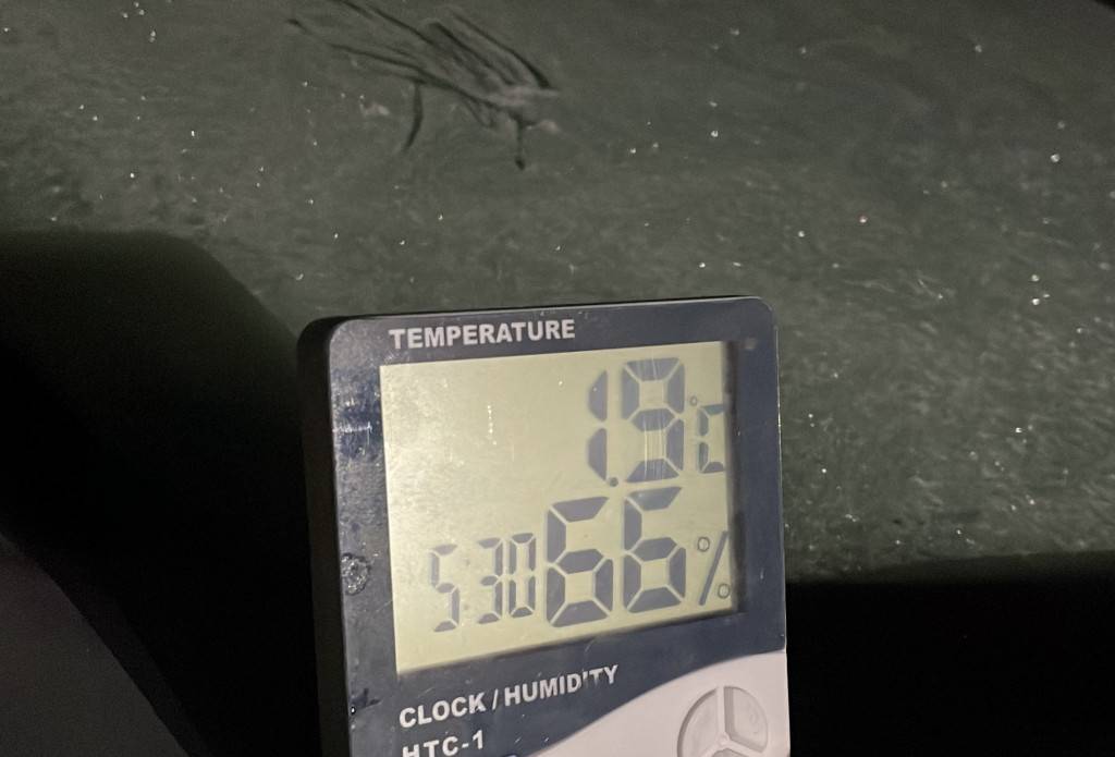 霜凍警告持續  打鼓嶺清晨錄得1.9°C 車輛結霜「大銀幕」鋪滿冰晶