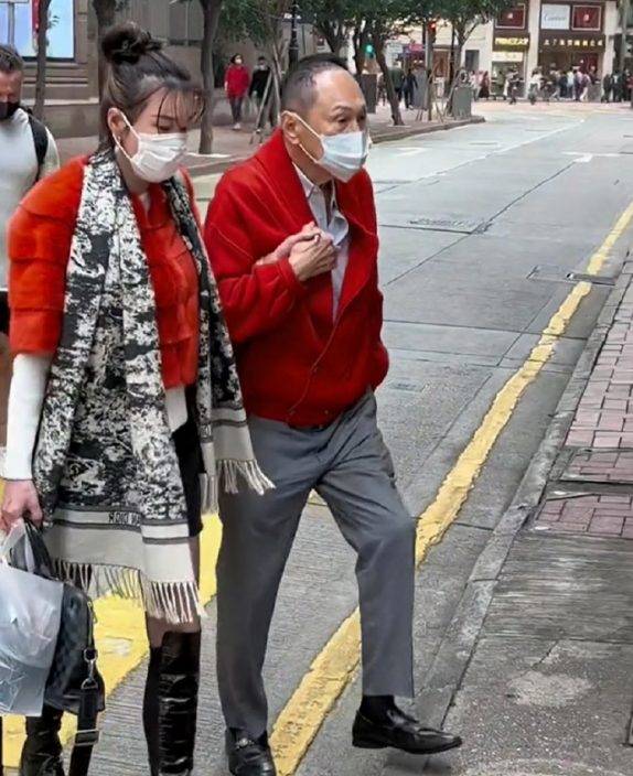 86歲趙世曾與細50年女伴情侶裝同遊被捕獲  新歡身材高挑潮裝一身貴氣