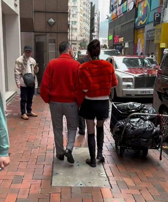 86歲趙世曾與細50年女伴情侶裝同遊被捕獲  新歡身材高挑潮裝一身貴氣