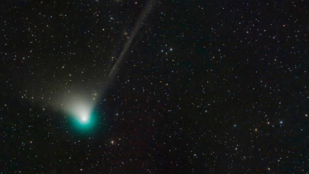 The once-in-50,000-year green comet gradually flies past the earth on February 1st