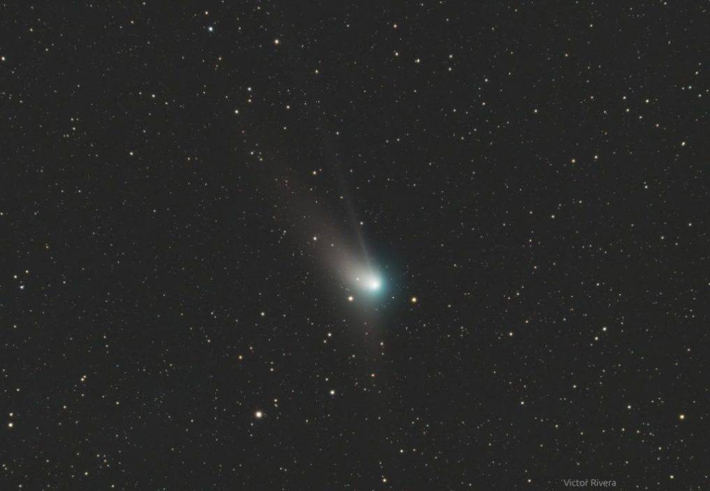 The once-in-50,000-year green comet gradually flies past the earth on February 1st